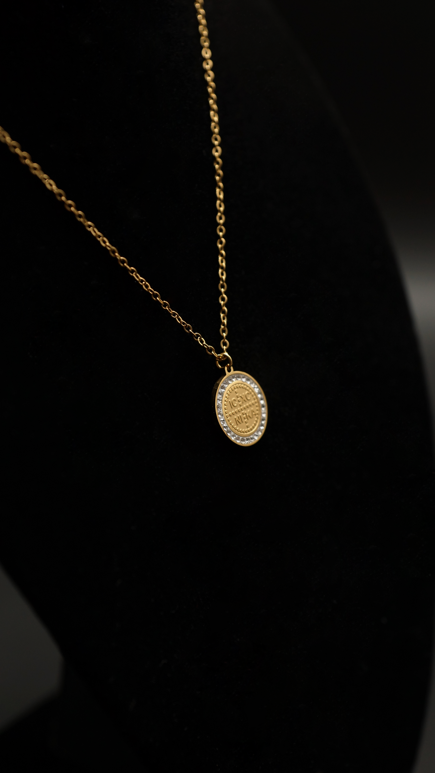 IC XC NI KA Kette mit Steinen / gold