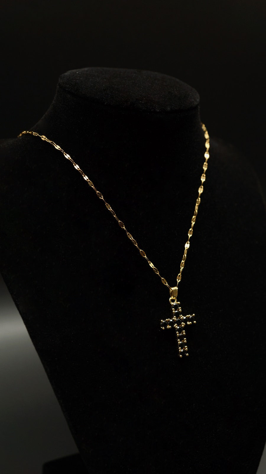 Goldene Kreuzkette mit schwarzen Steinen