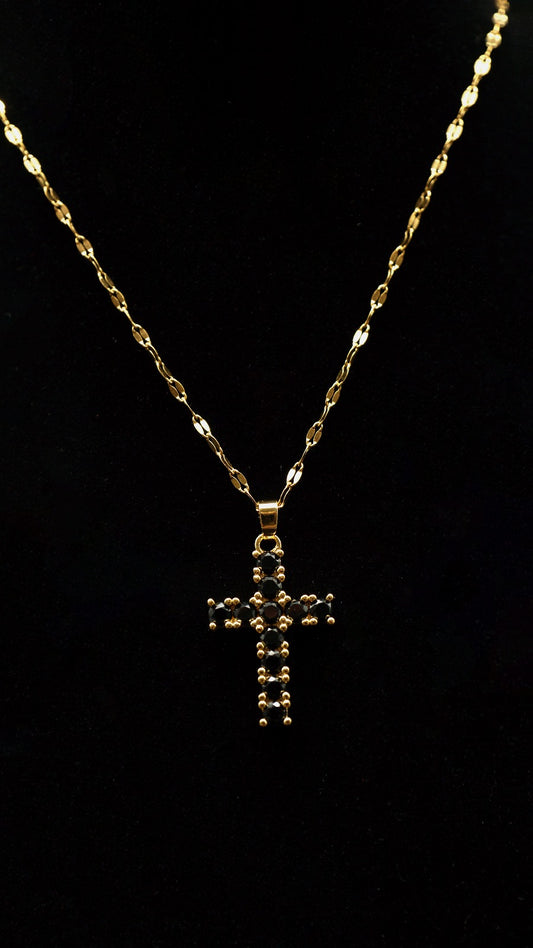 Goldene Kreuzkette mit schwarzen Steinen